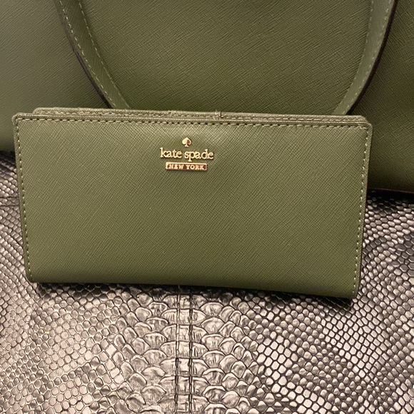Kate spade tote , rare dark green . Excellent condition with matching wallet. - Picture 10 of 14